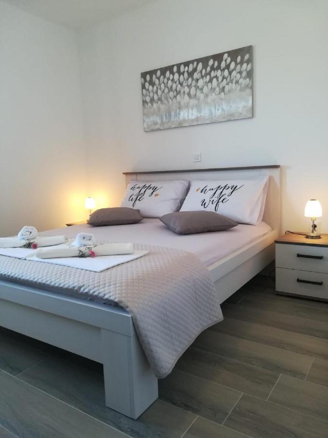 Apartment Villa Bijele Stijene Karlobag Esterno foto