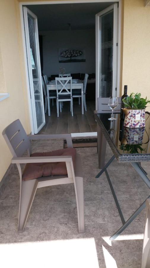 Apartment Villa Bijele Stijene Karlobag Esterno foto
